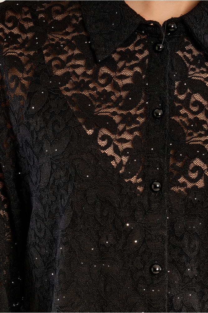 Chemise en dentelle transparente