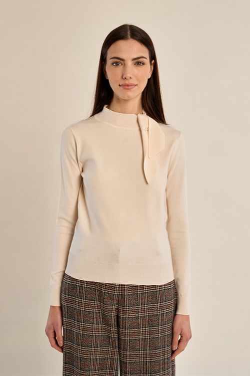Fine knit sweater, bow detail