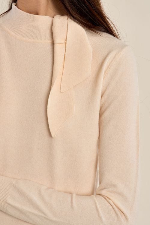 Pull en maille fine, détail nœud
