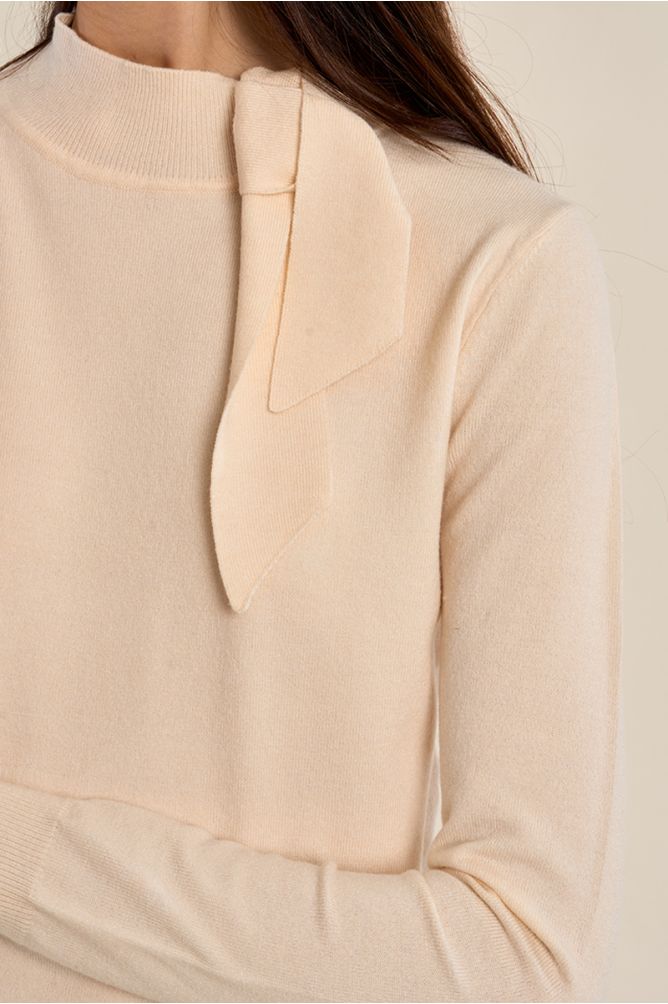 Pull en maille fine, détail nœud