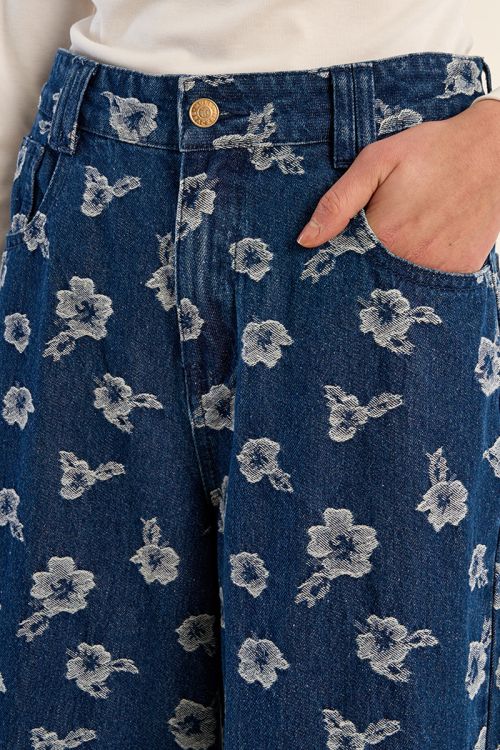 Pantalón vaquero con estampado