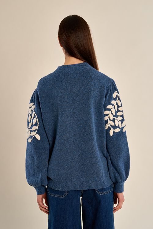 Pull col montant, broderies florales