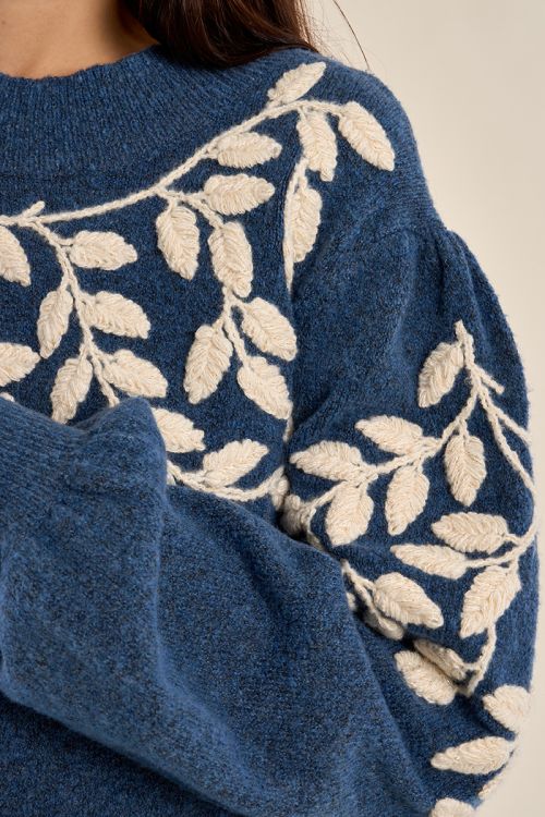 Pull col montant, broderies florales