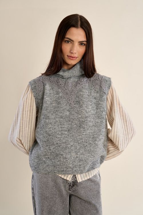 Sleeveless sweater, embroidered turtleneck