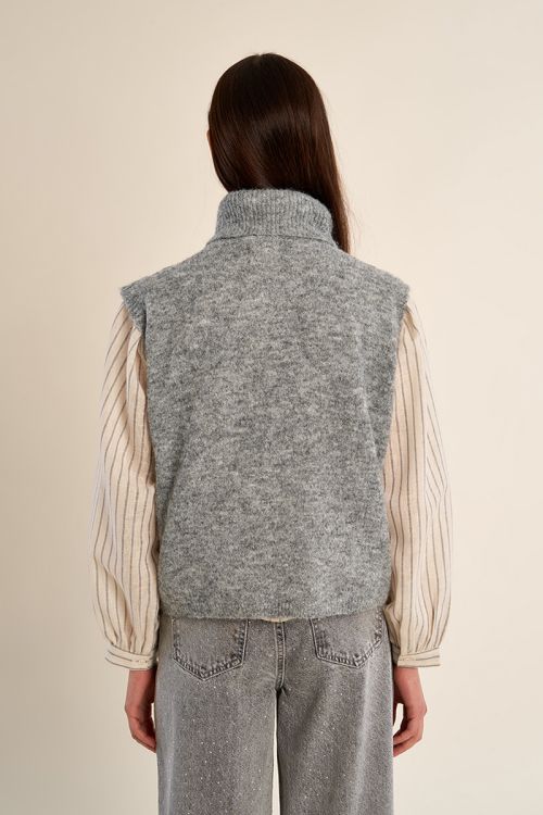 Sleeveless sweater, embroidered turtleneck