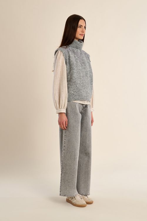 Pull sans manches, col roulé brodé