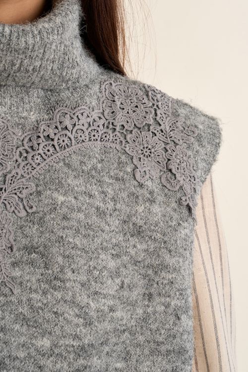 Pull sans manches, col roulé brodé