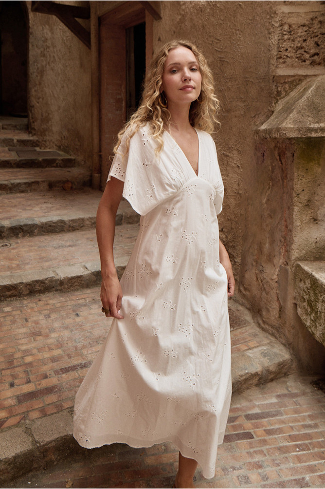 Vestido largo, de manga corta mariposa.