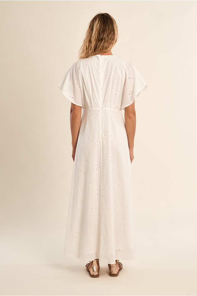 Vestido largo, de manga corta mariposa.