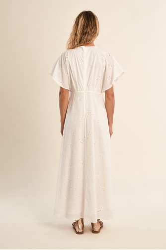 Vestido largo, de manga corta mariposa.