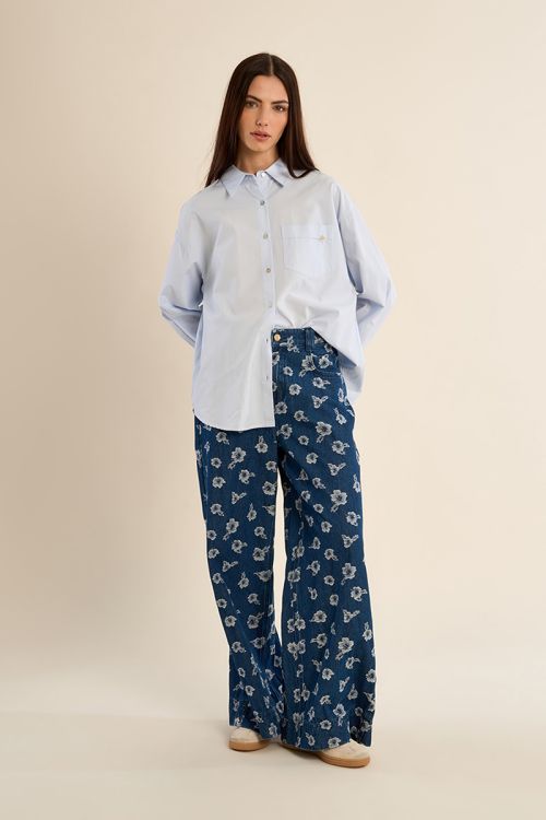 Straight shirt with embroidered clover