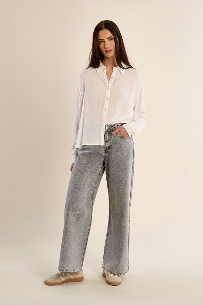 Straight and flowing shirt