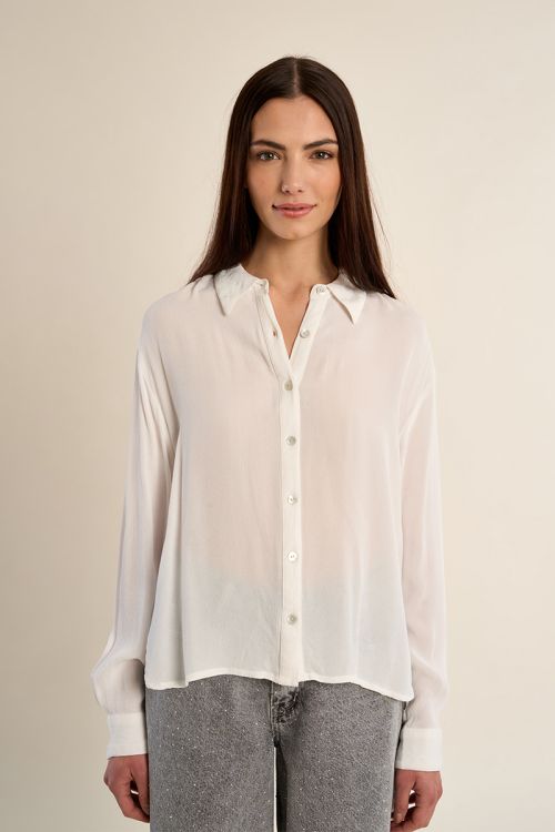 Straight and flowing shirt