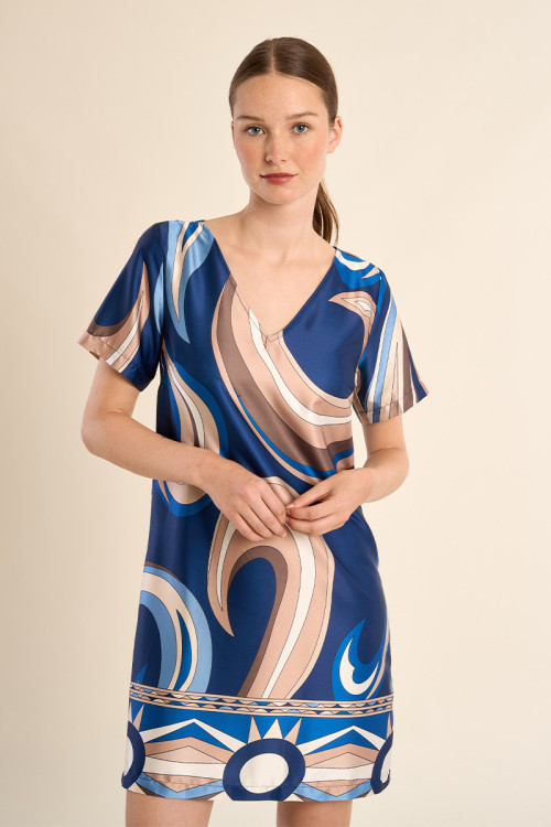 Vestido de manga corta, estampado fantasía.