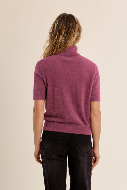 Fluffy, sleeveless sweater