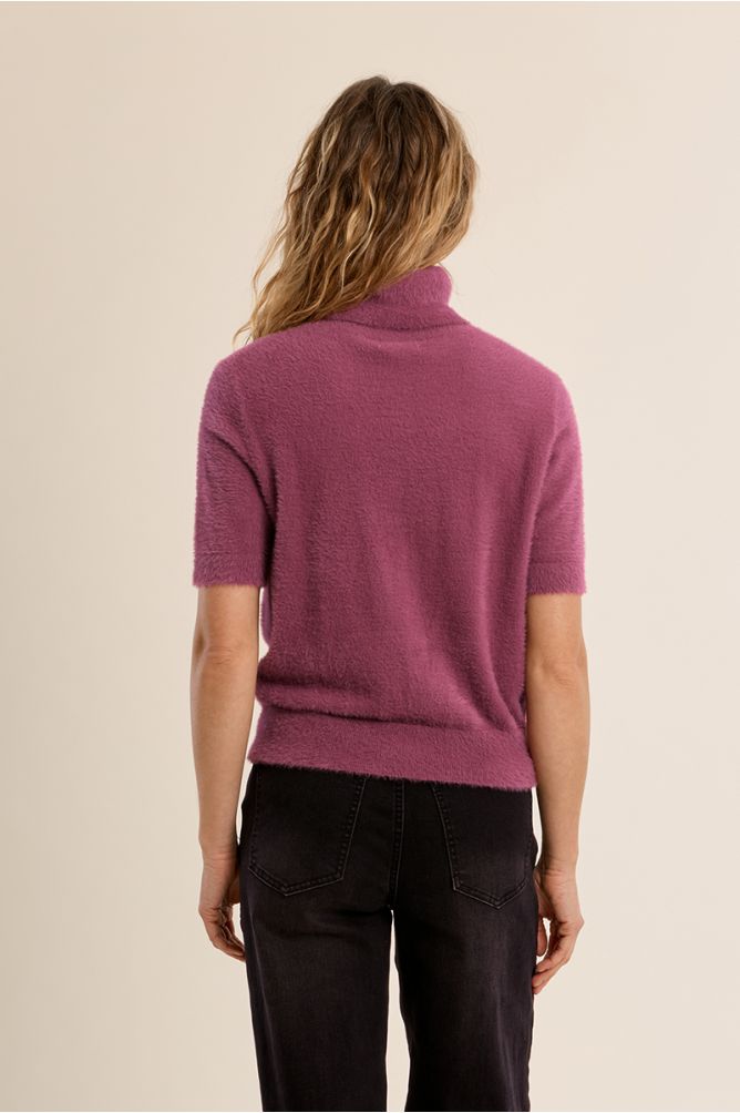Fluffy, sleeveless sweater