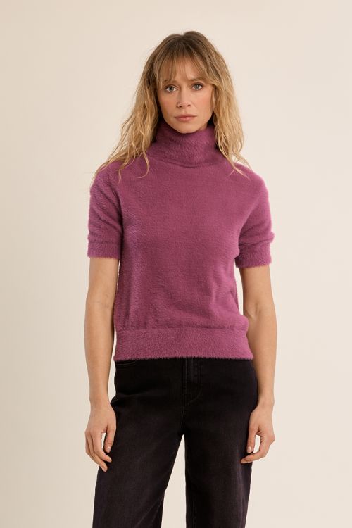 Fluffy, sleeveless sweater