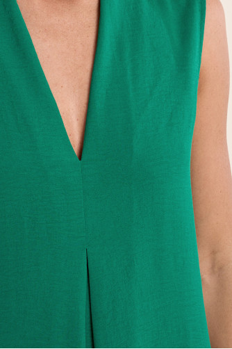 Vestido largo, de manga sisa, detalle pliegues.