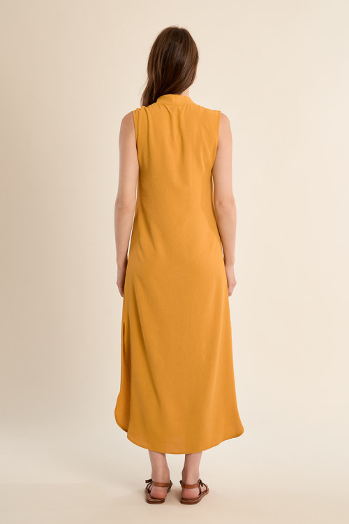 Vestido largo, de manga sisa, detalle pliegues.