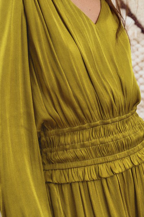 Vestido corto satinado con volantes