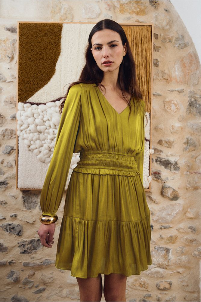 Vestido corto satinado con volantes