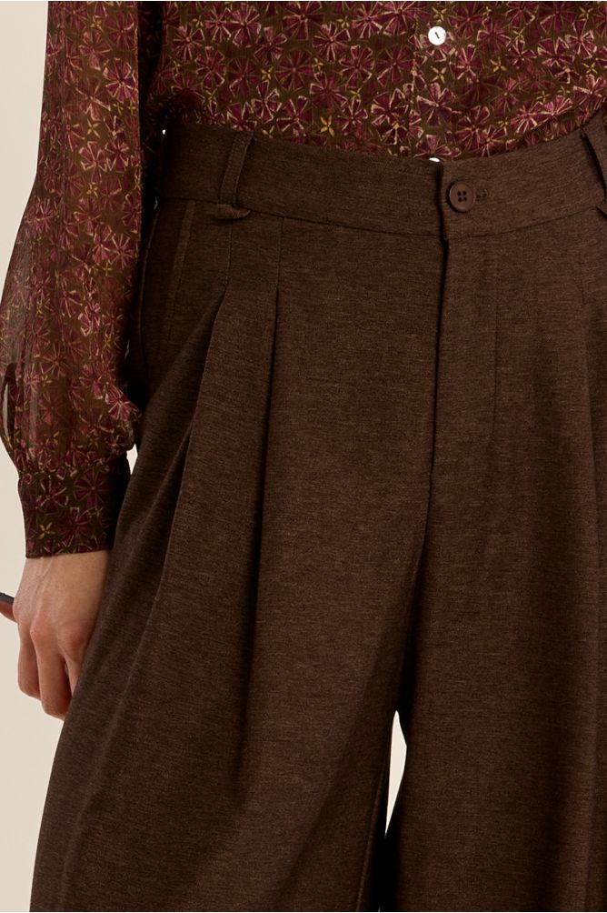 High-waisted pants, wide legs