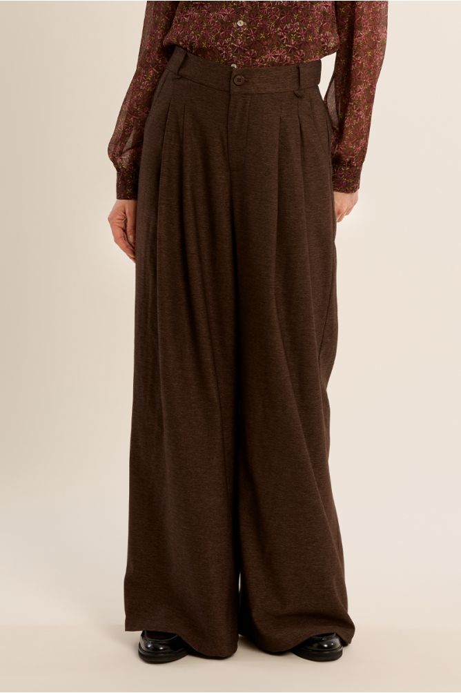 High-waisted pants, wide legs