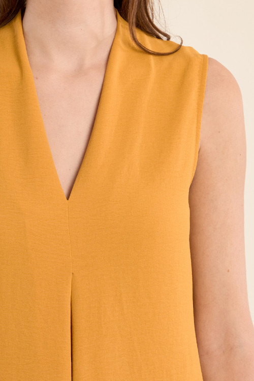 Vestido largo, de manga sisa, detalle pliegues.