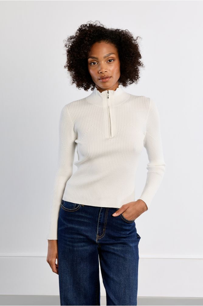 Sporty ribbed sweater with a zippered collar