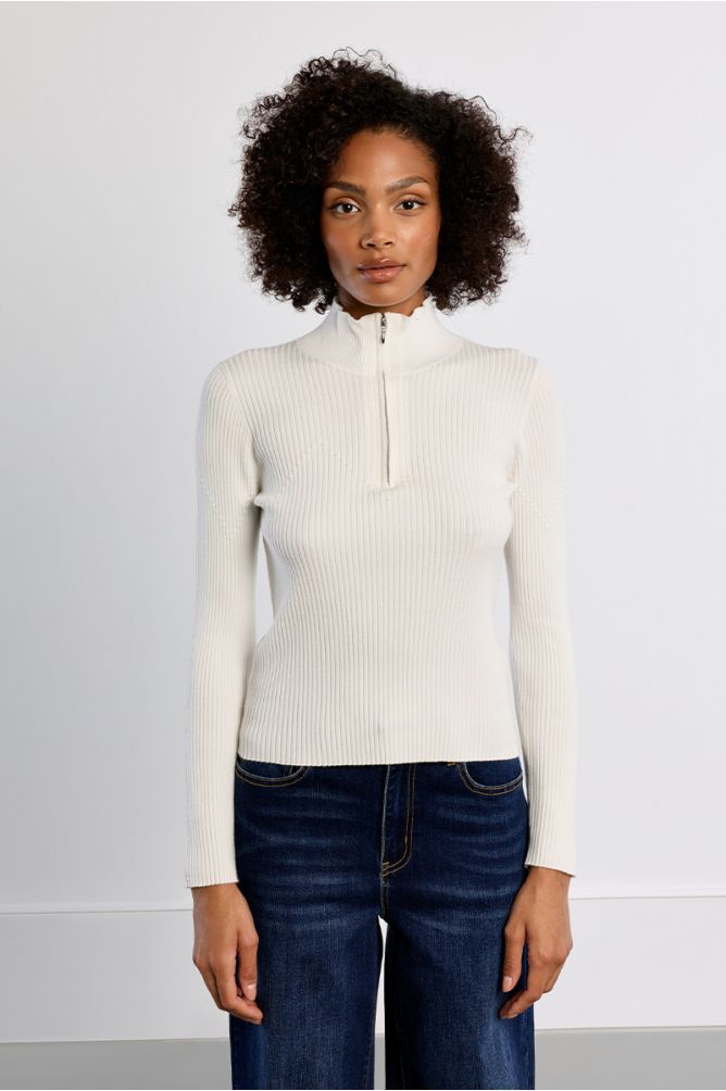 Sporty ribbed sweater with a zippered collar