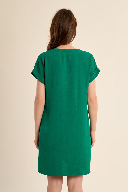 Vestido de manga corta, escote en V.