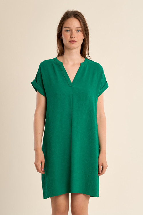 Vestido de manga corta, escote en V.