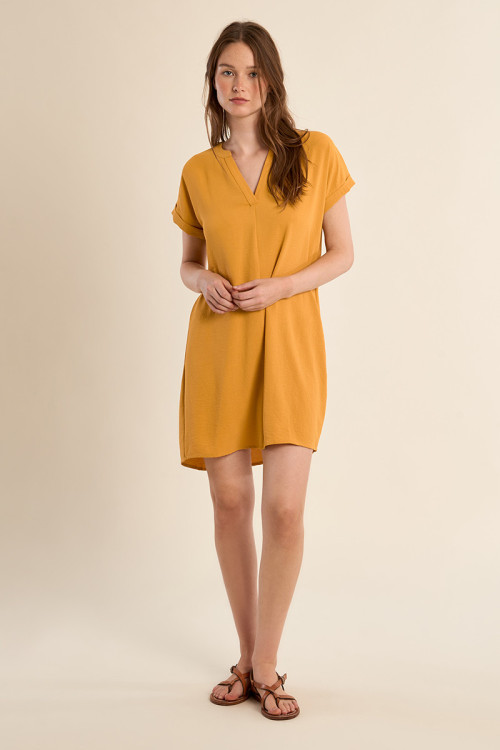 Vestido de manga corta, escote en V.