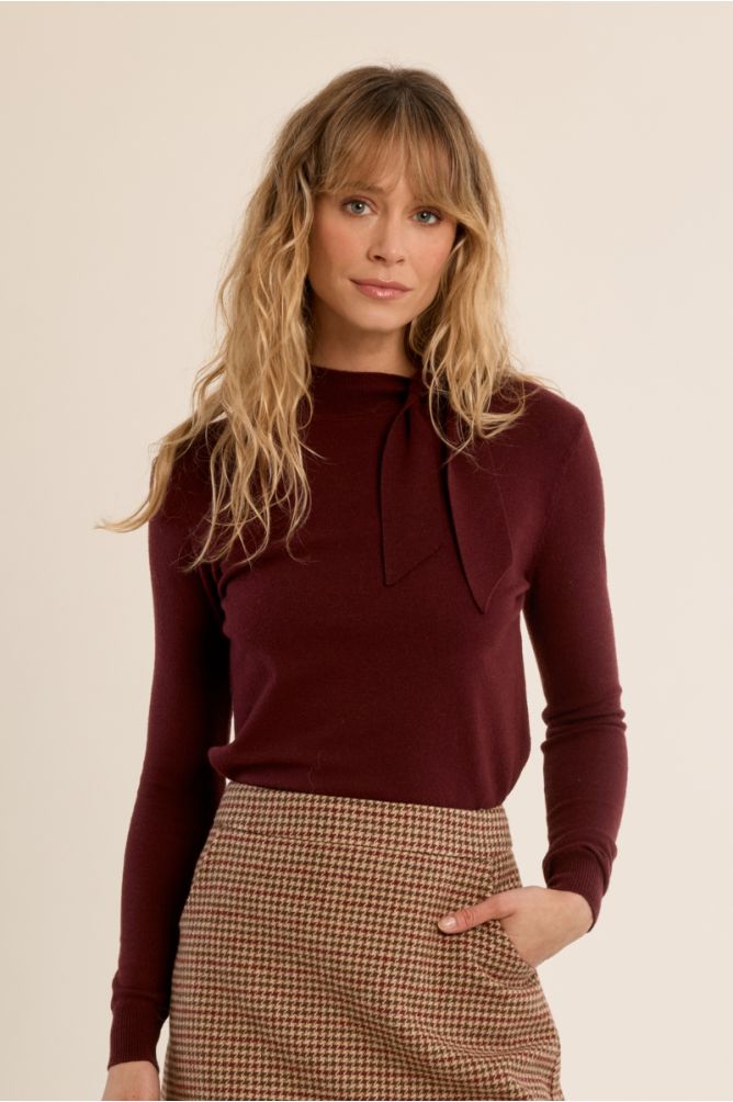 Pull en maille fine, détail nœud