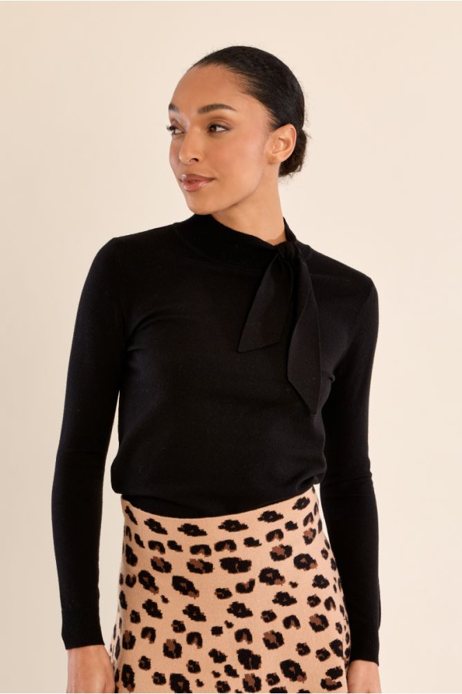 Fine knit sweater, bow detail