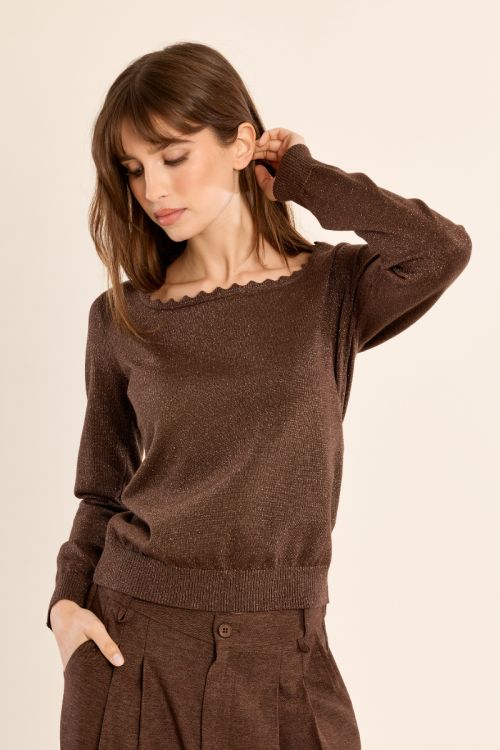 Pull ajusté, encolure carrée festonnée