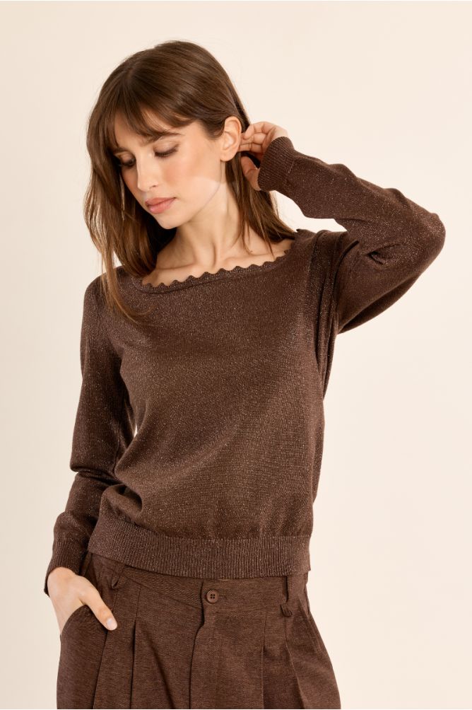 Pull ajusté, encolure carrée festonnée