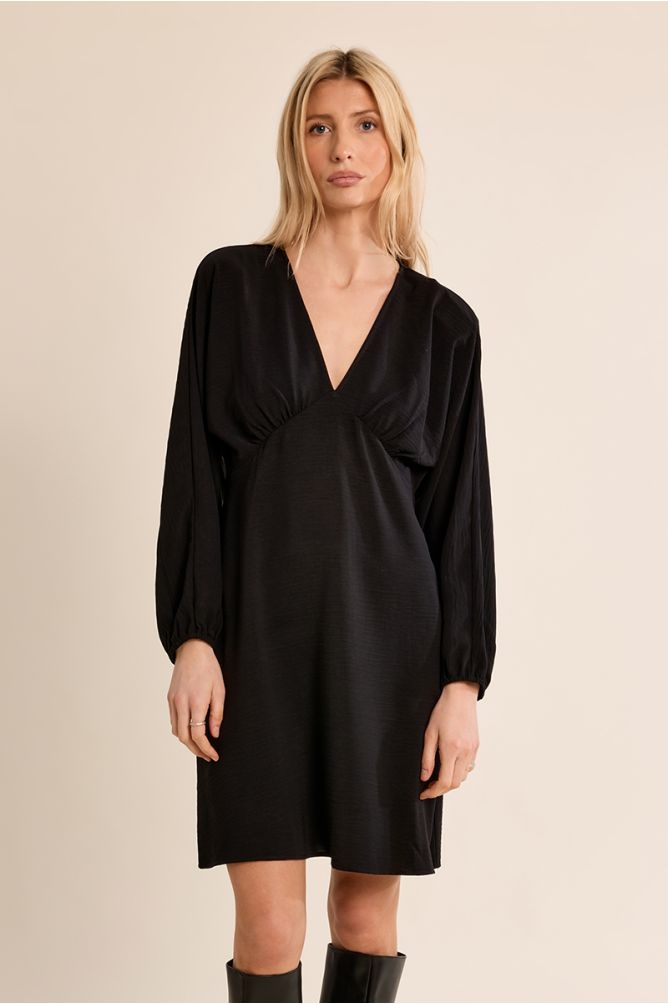 Short belted dress, V-neck