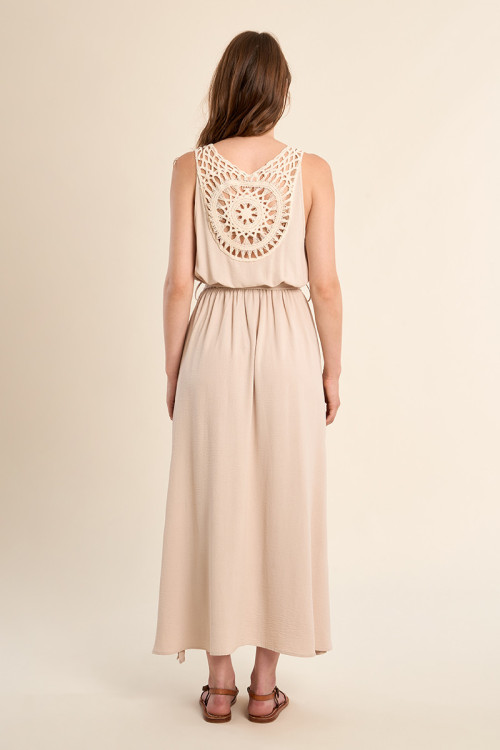 Vestido largo, de manga sisa, con detalles bordados.