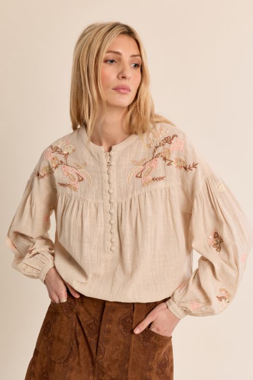 Blusa de manga larga detalles bordados