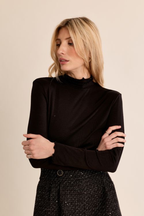 Undershirt, scalloped collar