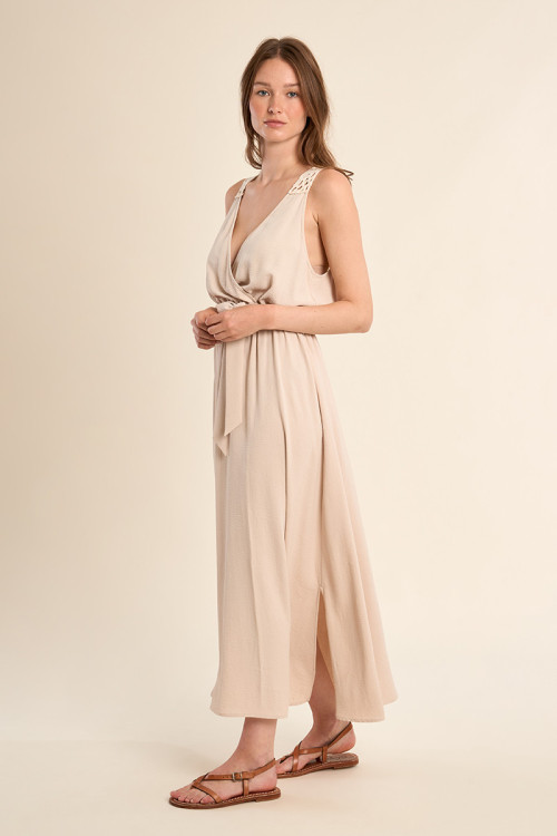 Vestido largo, de manga sisa, con detalles bordados.