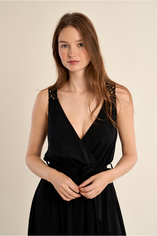 Vestido largo, de manga sisa, con detalles bordados.