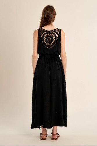 Vestido largo, de manga sisa, con detalles bordados.