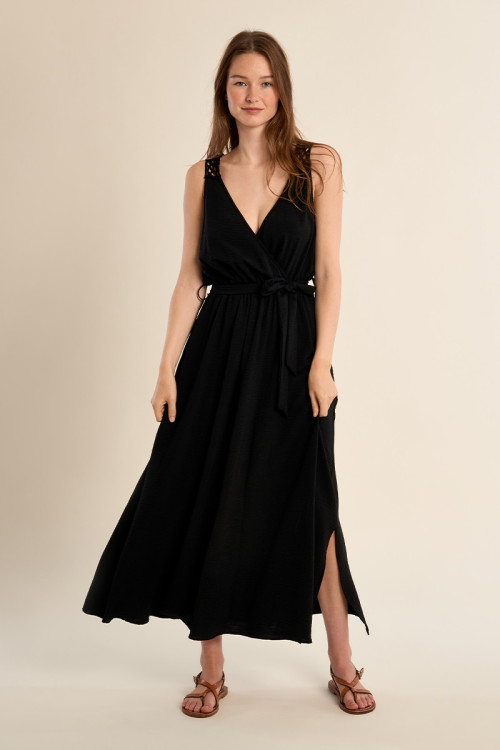 Vestido largo, de manga sisa, con detalles bordados.