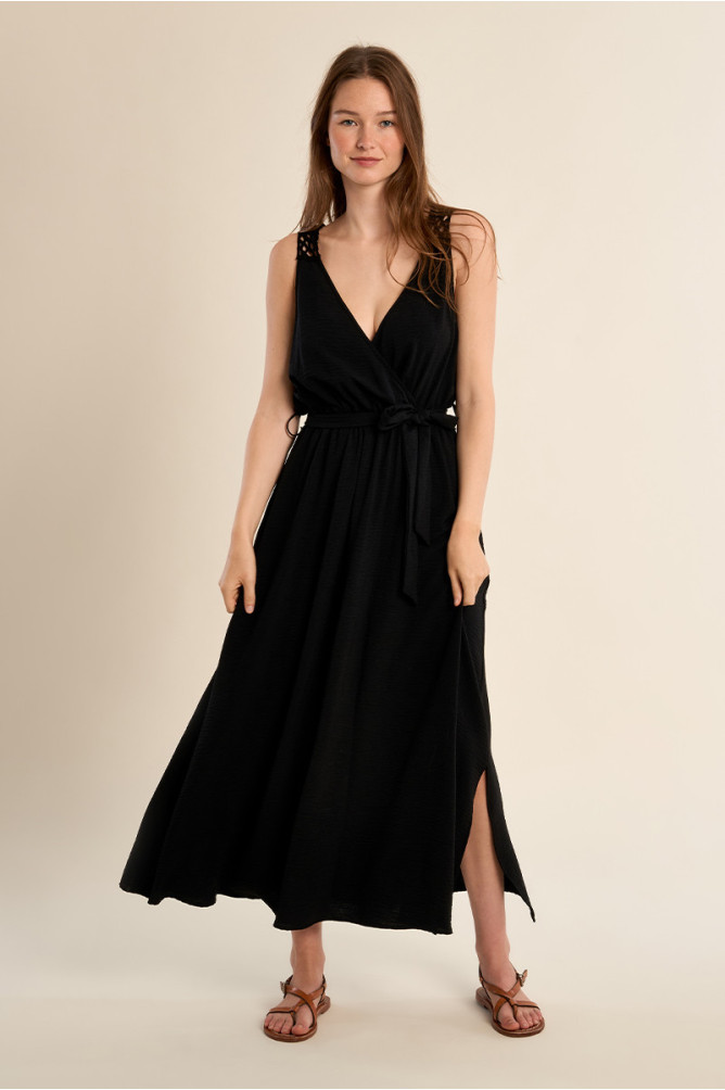 Vestido largo, de manga sisa, con detalles bordados.