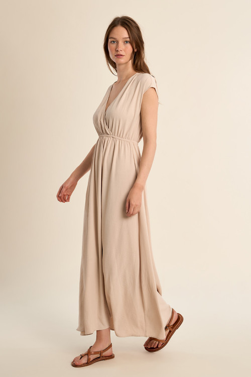 Vestido largo, de manga corta, detalle pliegues.