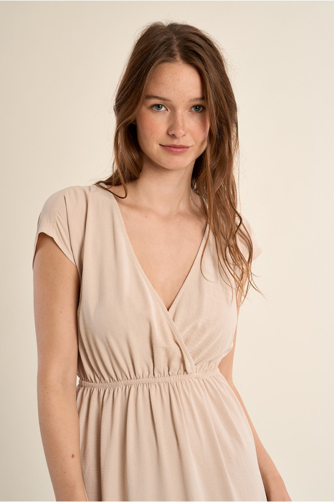 Vestido largo, de manga corta, detalle pliegues.