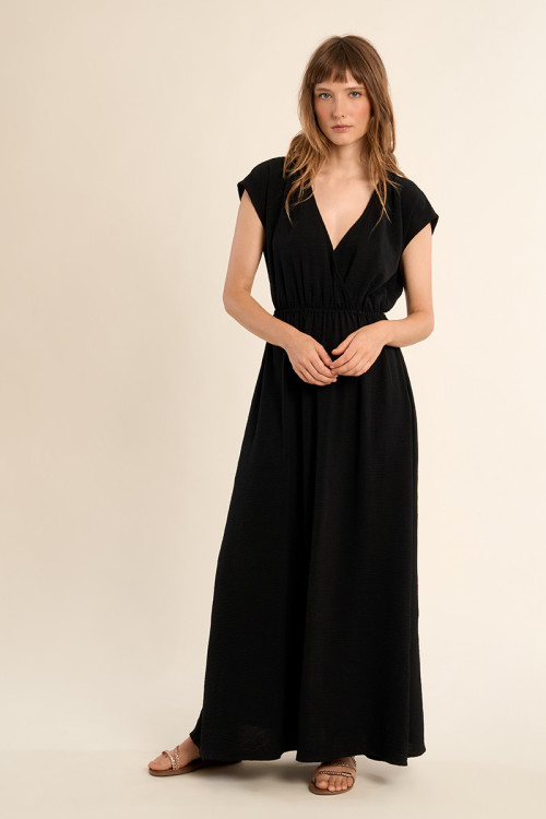Vestido largo, de manga corta, detalle pliegues.