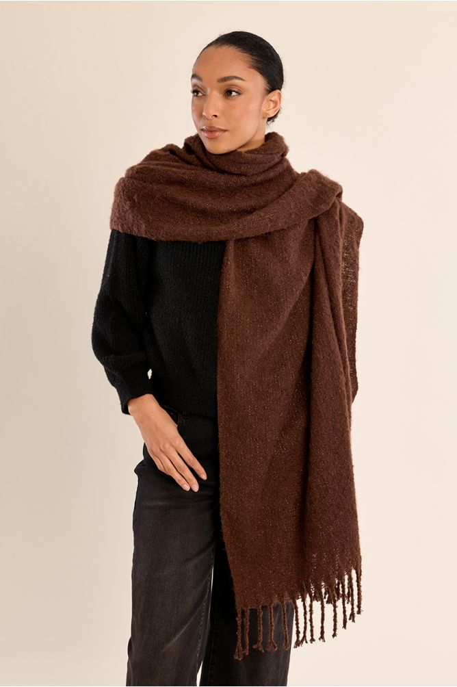 Knitted scarf, fringed